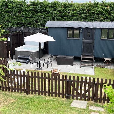 Shepherds Hut With Hot Tub Wells Exterior photo