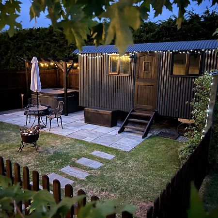 Shepherds Hut With Hot Tub Wells Exterior photo