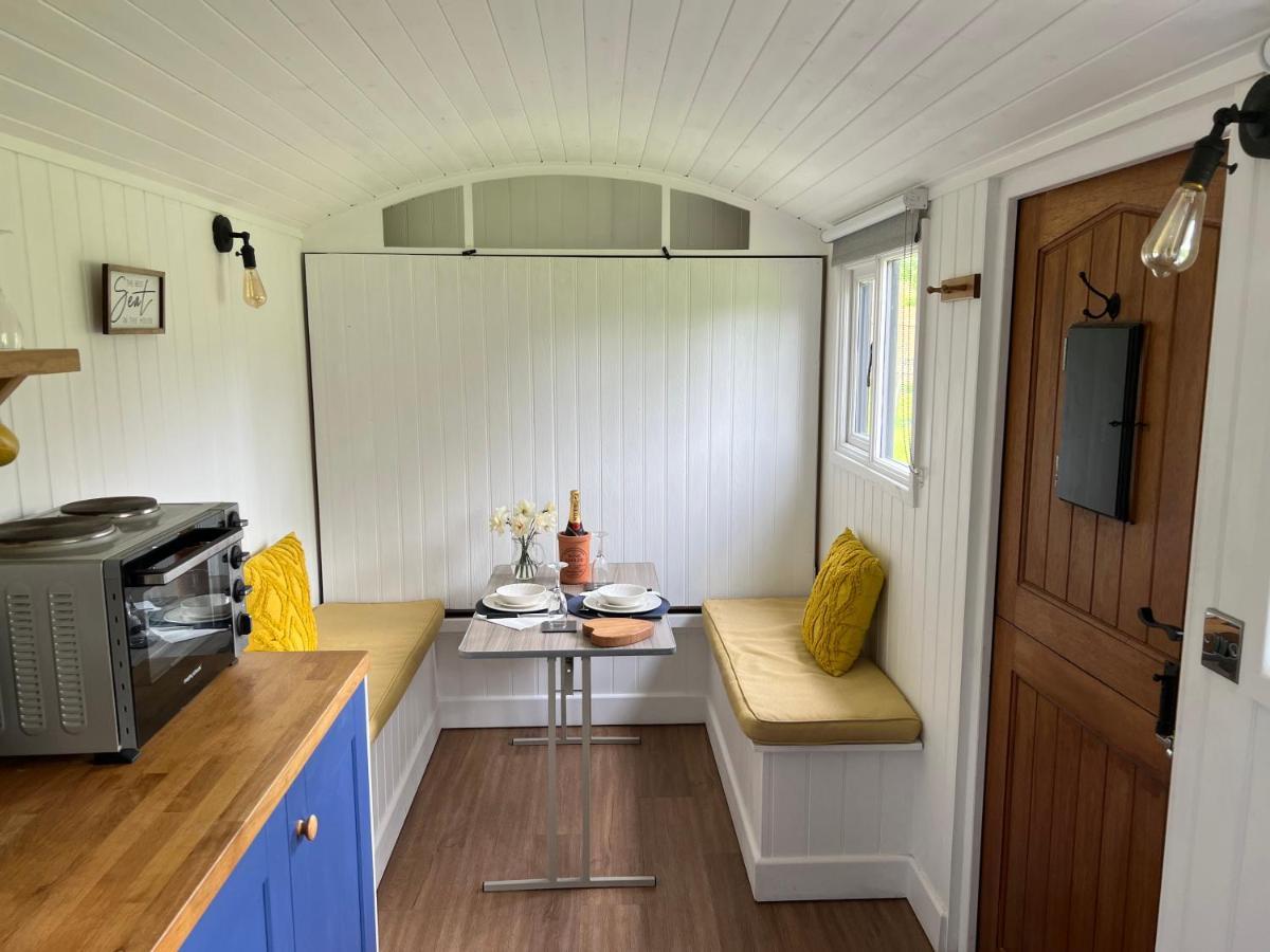 Shepherds Hut With Hot Tub Apartment Wells Exterior photo