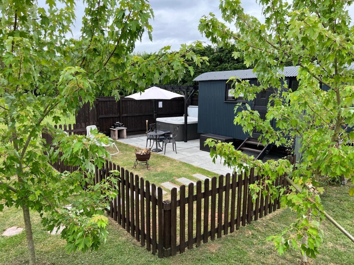 Shepherds Hut With Hot Tub Wells Exterior photo
