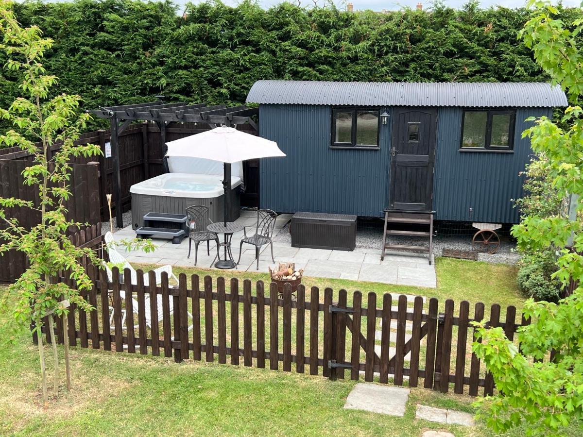 Shepherds Hut With Hot Tub Apartment Wells Exterior photo