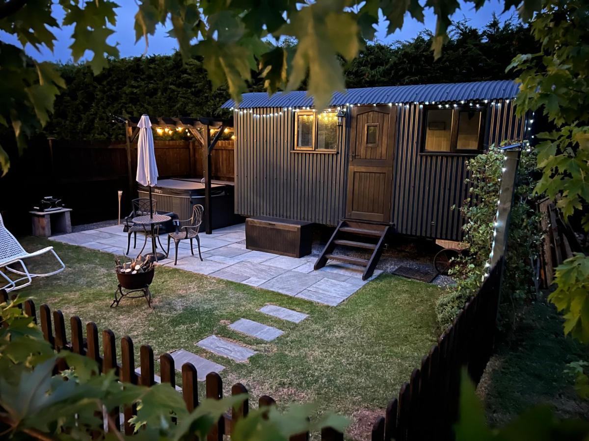 Shepherds Hut With Hot Tub Wells Exterior photo