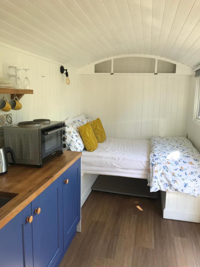 Shepherds Hut With Hot Tub Apartment Wells Exterior photo