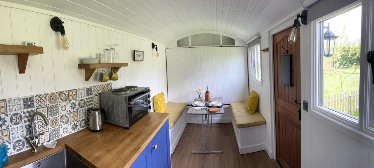 Shepherds Hut With Hot Tub Apartment Wells Exterior photo